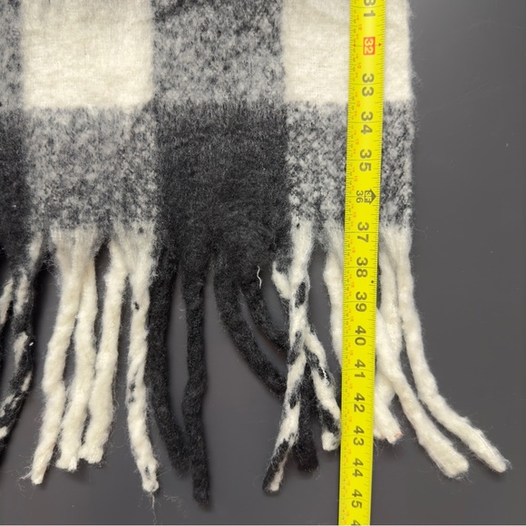 Tahari Black Ivory Plaid Blanket Scarf Soft Heavy Warm Fringe Wrap Shawl - Picture 5 of 7